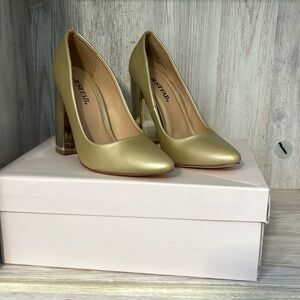 JustFab Gold heels. Size 6.